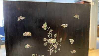 Un cabinet &agrave; deux portes en bois sculpt&eacute; incrust&eacute; de nacre, Chine ou Vietnam, 19&egrave;me