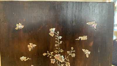 Un cabinet &agrave; deux portes en bois sculpt&eacute; incrust&eacute; de nacre, Chine ou Vietnam, 19&egrave;me
