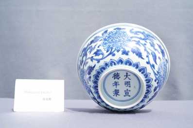 Een Chinese blauw-witte kom met pioenslingers, Xuande merk, Kangxi