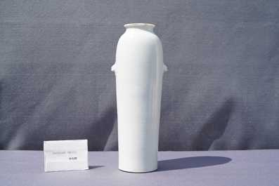 Een Chinese Dehua blanc de Chine vaas, Kangxi