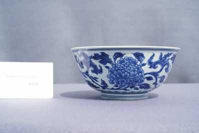 Een Chinese blauw-witte kom met pioenslingers, Xuande merk, Kangxi