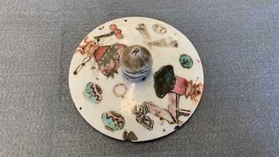 Vier diverse Chinese theepotten en twee dekselpotten, 19/20e eeuw