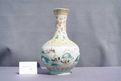 Een flesvormige Chinese famille rose vaas met eenden in een lotusvijver, 19e eeuw