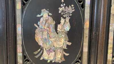 Un cabinet &agrave; deux portes en bois sculpt&eacute; incrust&eacute; de nacre, Chine ou Vietnam, 19&egrave;me