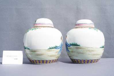Een paar Chinese famille rose dekselpotten, Qianlong merk, Republiek