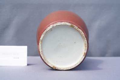 Een Chinese monochrome sang-de-boeuf vaas, 19e eeuw