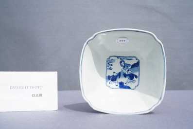 Een vierkante Chinese blauw-witte kom, Chenghua merk, Kangxi