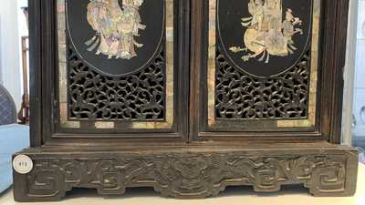 Un cabinet &agrave; deux portes en bois sculpt&eacute; incrust&eacute; de nacre, Chine ou Vietnam, 19&egrave;me