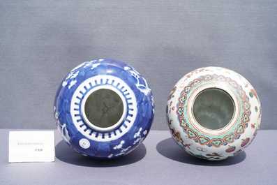 Vier diverse Chinese theepotten en twee dekselpotten, 19/20e eeuw