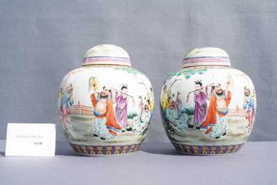 Een paar Chinese famille rose dekselpotten, Qianlong merk, Republiek