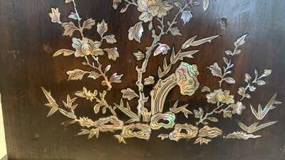 Un cabinet &agrave; deux portes en bois sculpt&eacute; incrust&eacute; de nacre, Chine ou Vietnam, 19&egrave;me