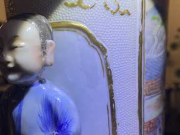 Een Chinese famille rose dekselvaas met mandarijns decor, Qianlong