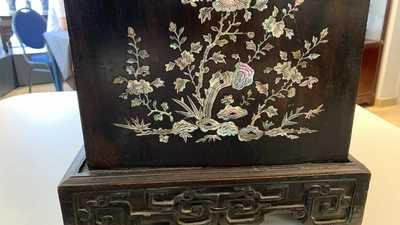 Un cabinet &agrave; deux portes en bois sculpt&eacute; incrust&eacute; de nacre, Chine ou Vietnam, 19&egrave;me