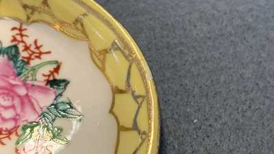 32 Chinese Canton famille rose and yellow-ground spoons, 19/20th C.