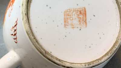 Vier diverse Chinese theepotten en twee dekselpotten, 19/20e eeuw