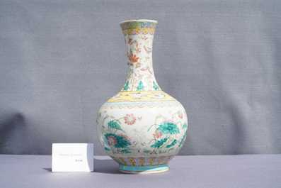 Een flesvormige Chinese famille rose vaas met eenden in een lotusvijver, 19e eeuw