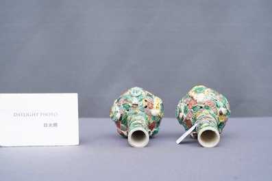 Een paar Chinese opengewerkte flesvormige famille verte vaasjes, 19e eeuw