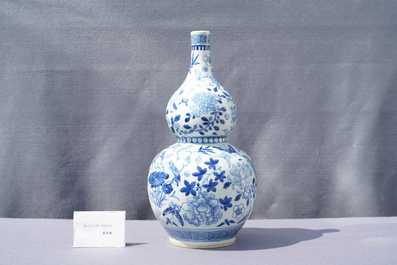 Een Chinese blauw-witte kalebasvaas, 19e eeuw
