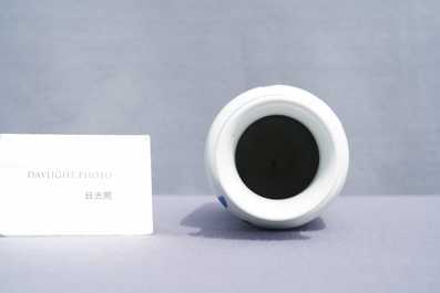 Een Chinese blauw-witte rouleau vaas met floraal decor, Kangxi