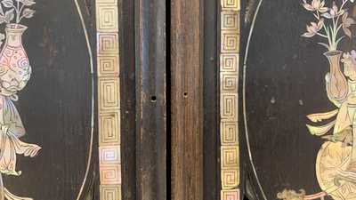 Un cabinet &agrave; deux portes en bois sculpt&eacute; incrust&eacute; de nacre, Chine ou Vietnam, 19&egrave;me