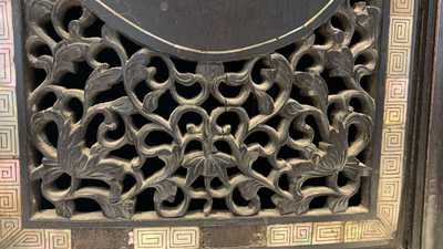 Un cabinet &agrave; deux portes en bois sculpt&eacute; incrust&eacute; de nacre, Chine ou Vietnam, 19&egrave;me