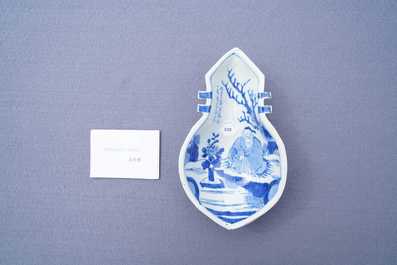 Une coupe en forme de luth en porcelaine de Chine en bleu et blanc de type ko-sometsuke pour le march&eacute; japonais, &eacute;poque Transition