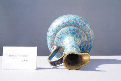 Een Chinese cloisonn&eacute; waterkan, 18/19e eeuw