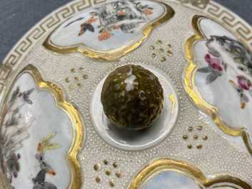 Een Chinese famille rose dekselvaas met mandarijns decor, Qianlong