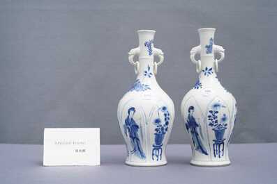 Een paar Chinese blauw-witte vazen met olifantenoren, Kangxi
