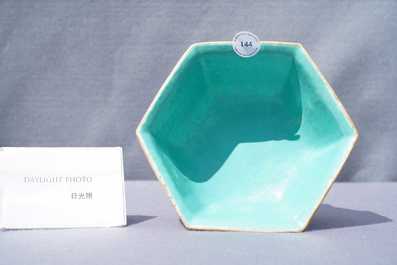 Een Chinese hexagonale famille rose kom, Tongzhi merk en periode