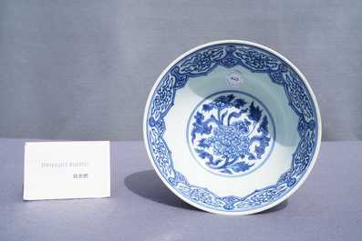 Een Chinese blauw-witte kom met pioenslingers, Xuande merk, Kangxi