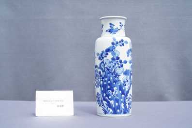 Een Chinese blauw-witte rouleau vaas met floraal decor, Kangxi