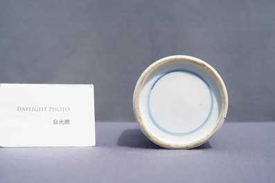 Een Chinese blauw-witte rouleau vaas met floraal decor, Kangxi