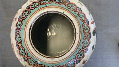 Vier diverse Chinese theepotten en twee dekselpotten, 19/20e eeuw