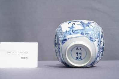 Een vierkante Chinese blauw-witte kom, Chenghua merk, Kangxi