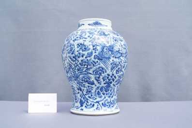 Een Chinese blauw-witte 'feniksen' vaas, Kangxi