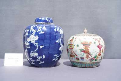 Vier diverse Chinese theepotten en twee dekselpotten, 19/20e eeuw