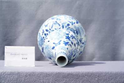 Een Chinese blauw-witte kalebasvaas, 19e eeuw