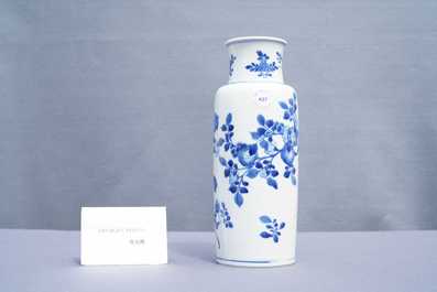 Een Chinese blauw-witte rouleau vaas met floraal decor, Kangxi