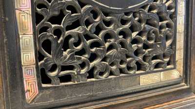 Un cabinet &agrave; deux portes en bois sculpt&eacute; incrust&eacute; de nacre, Chine ou Vietnam, 19&egrave;me