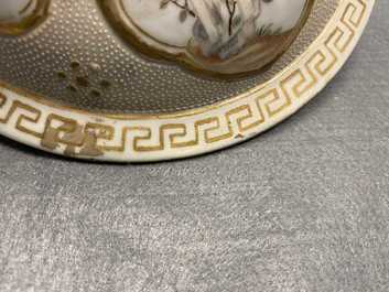 Een Chinese famille rose dekselvaas met mandarijns decor, Qianlong