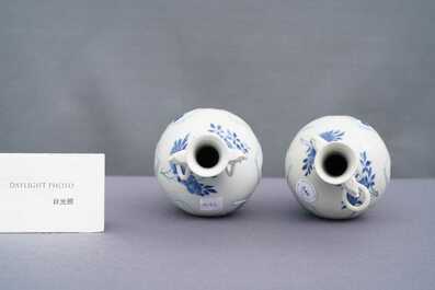 Een paar Chinese blauw-witte vazen met olifantenoren, Kangxi