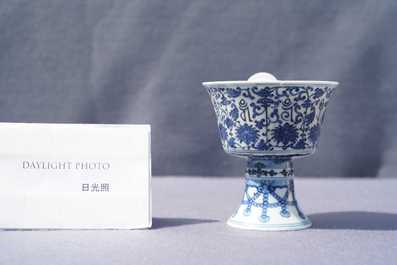 Een Chinese blauw-witte stem cup met Lan&ccedil;a inscripties, Qianlong merk en periode