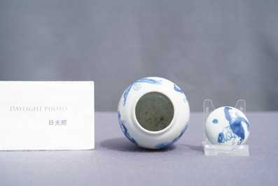 Een Chinese blauw-witte theebus met deksel, Kangxi