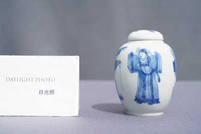 Een Chinese blauw-witte theebus met deksel, Kangxi