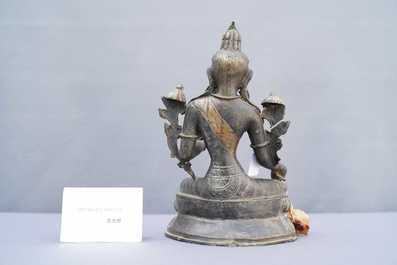 Een Sino-Tibetaanse vergulde figuur van Tara, 19e eeuw
