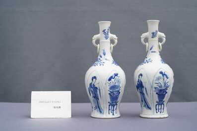 Een paar Chinese blauw-witte vazen met olifantenoren, Kangxi