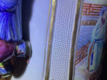 Een Chinese famille rose dekselvaas met mandarijns decor, Qianlong