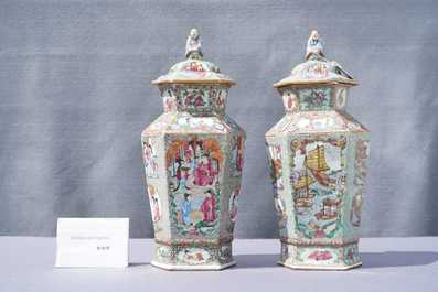 Twee Chinese zeshoekige Canton famille rose dekselvazen, 19e eeuw