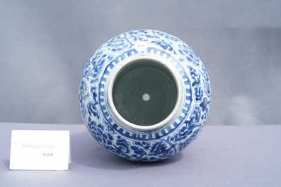 Een Chinese blauw-witte 'feniksen' vaas, Kangxi